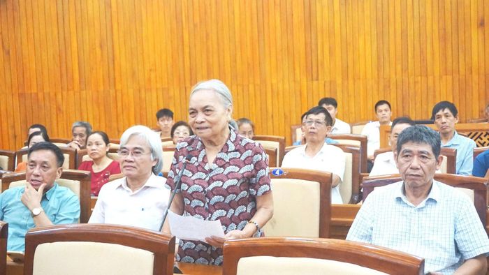 Cử tri nêu ký kiến tại hội nghị. Ảnh: B.Duy