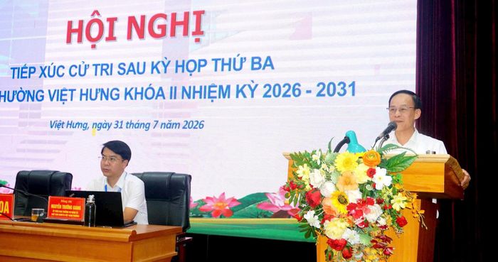 Phó Chủ tịch HĐND phường Việt Hưng Đinh Quang Luận phát biểu tại hội nghị. Ảnh: B.Duy