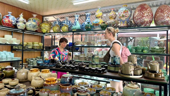 Những sản phẩm gốm sứ Bát Tràng cuốn hút du khách. Ảnh: Huy Khôi