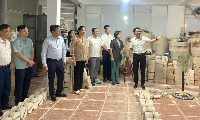 Chủ tịch Ủy ban MTTQ Việt Nam thành phố Hà Nội Bùi Huyền Mai thăm nơi sản xuất và trưng bày sản phẩm tại Hợp tác xã sản xuất kinh doanh Gốm sứ Tân Thịnh, xã Bát Tràng ngày 30-7. Ảnh: MTTQ