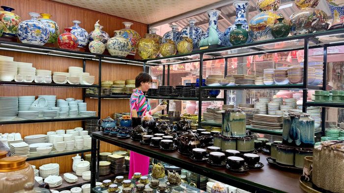 Sản phẩm gốm sứ ở Bát Tràng đa dạng chủng loại, mẫu mã. Ảnh: Huy Khôi