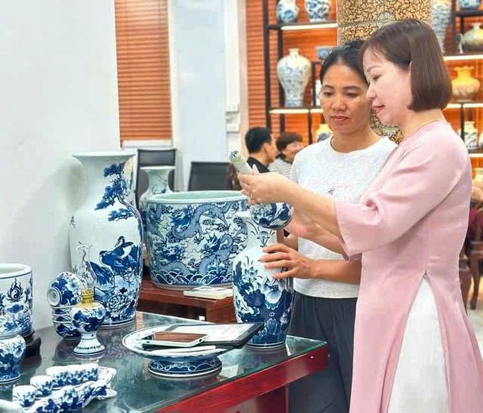 Những sản phẩm gốm sứ Bát Tràng cuốn hút du khách. Ảnh: Cương Duyên
