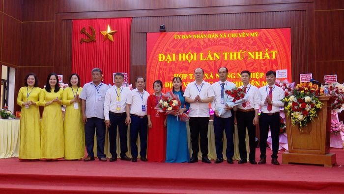 Hội đồng quản trị và Ban Kiểm soát Hợp tác xã Nông nghiệp Dịch vụ Tổng hợp Chuyên Mỹ nhiệm kỳ 2026 – 2031 nhận nhiệm vụ tại Đại hội. Ảnh: Thành Trung