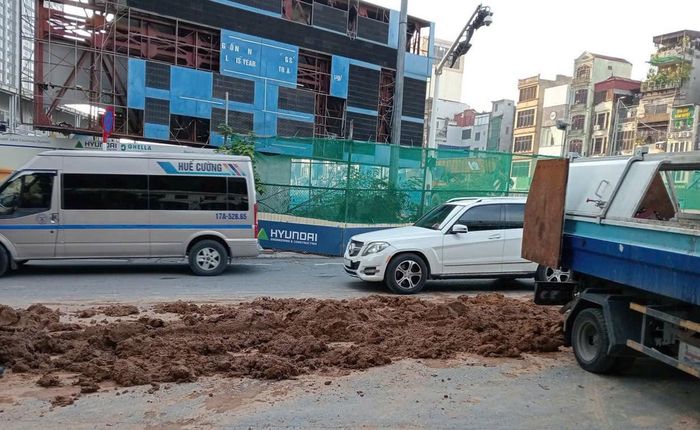 Xe ô tô tụt ben làm đất thải rơi vãi trên phố Kim Mã. Ảnh: Đức Duy