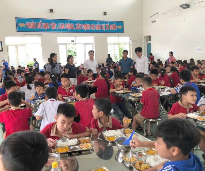Một bữa ăn bán trú của học sinh trường Tiểu học Phù Lưu Tế, xã Mỹ Đức. Ảnh: Biên Phạm