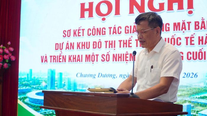 Phó chủ tịch UBND xã Chương Dương Từ Đức Mạnh báo cáo tiến độ dự án KĐT Thể thao Quốc tế Hà Nội. Ảnh: Duy Anh