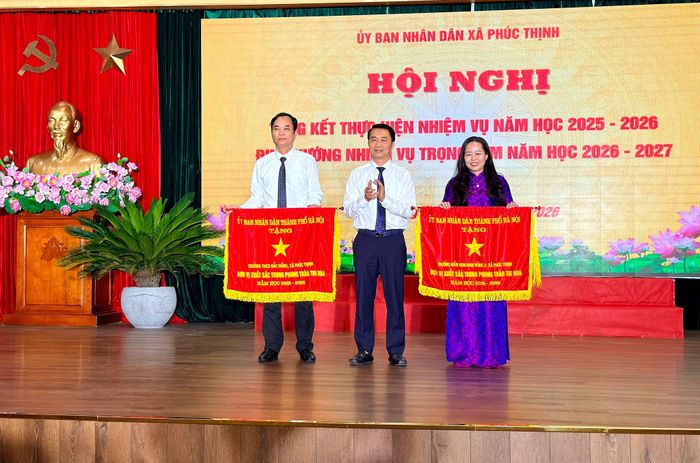 Các đơn vị nhận cờ thi đua của thành phố Hà Nội. Ảnh: Thanh Hà