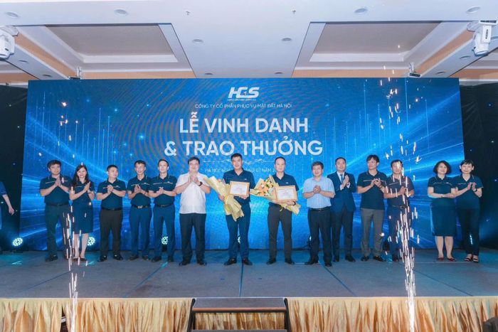 Ông Tô Tử Hà - Giám đốc Cảng hàng không quốc tế Nội Bài trao tặng Giấy khen của Tổng Công ty Cảng hàng không Việt Nam cho các tập thể có thành tích xuất sắc trong phong trào thi đua 6 tháng đầu năm 2026 của HGS. Ảnh: HGS