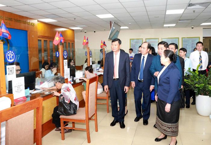 Đoàn đại biểu Lào tham quan thực tế Bộ phận tiếp nhận và trả kết quả thủ tục hành chính của UBND phường Hoàn Kiếm. Ảnh: Liên Hà