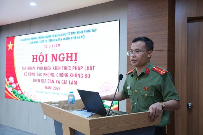Báo cáo viên truyền đạt nội dung tập huấn tới các đại biểu. Ảnh: P.V