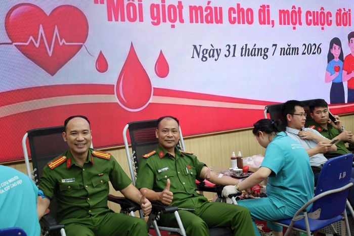 Các chiến sĩ công an tham gia hiến máu sáng 31-7. Ảnh PV