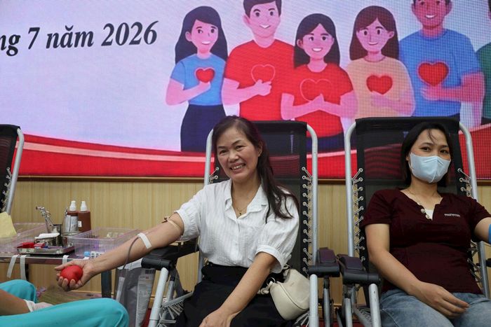 Giáo viên Trường Mầm non Tiến Thắng A phấn khởi tham gia Ngày hội hiến máu tình nguyện. Ảnh: PV
