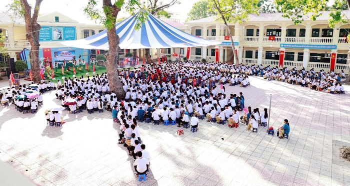 Học sinh Trường THCS Tân Hưng (xã Đa Phúc) tập trung chào cờ trước giờ lên lớp. Ảnh: Hồng Kỳ