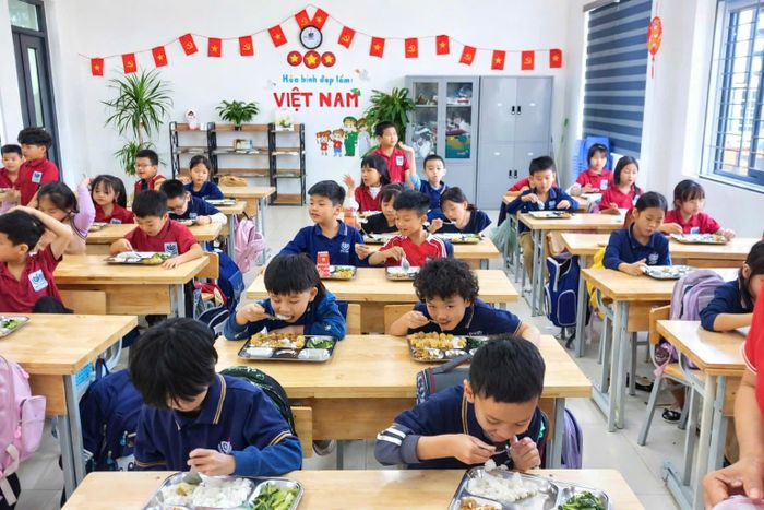 Nhiều phụ huynh cho rằng có quy chuẩn trong định lượng, dinh dưỡng cho trẻ sẽ giúp thống nhất việc giám sát suất ăn. Ảnh: Mai Khôi