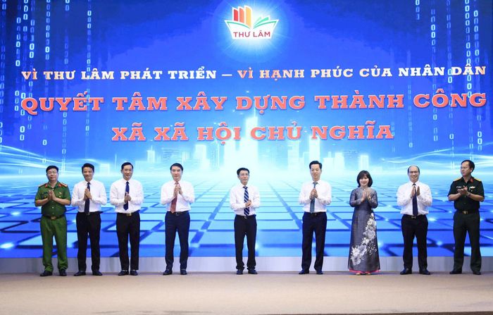 Các đồng chí lãnh đạo thành phố Hà Nội và xã Thư Lâm khởi động chương trình triển khai thực hiện xây dựng mô hình “Xã xã hội chủ nghĩa”. Ảnh: Quang Thái
