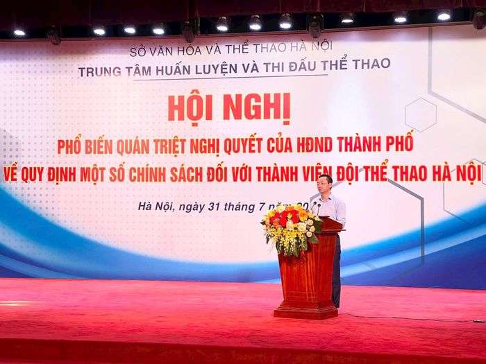 Phó Giám đốc Sở Văn hóa và Thể thao Hà Nội Phạm Xuân Tài phổ biến các chế độ chính sách cho VĐV, HLV Hà Nội. Ảnh: Đình Bảo