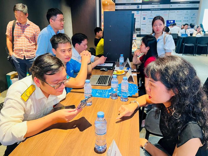 Cán bộ Thuế thành phố Hà Nội hỗ trợ doanh nghiệp bên lề Diễn đàn Kinh tế Thủ đô 2026. Ảnh: Ánh Ngọc