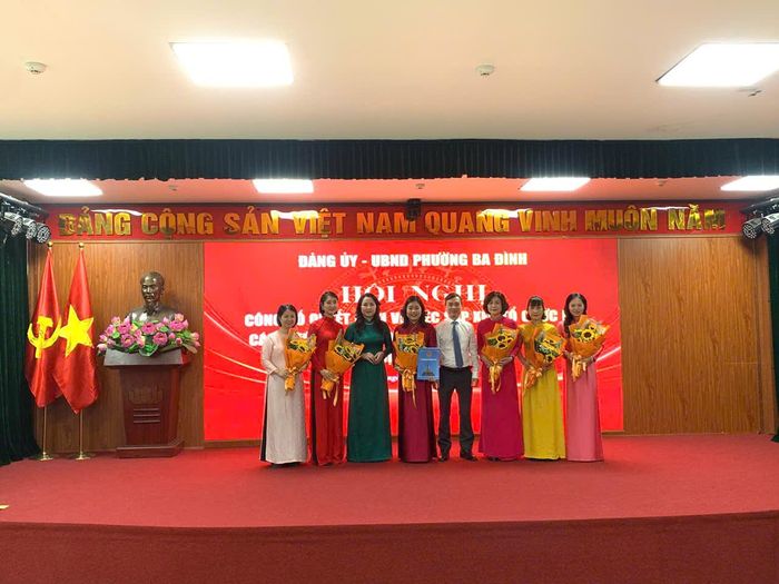 Lãnh đạo phường Ba Đình tặng hoa Ban Giám hiệu các trường. Ảnh: PV