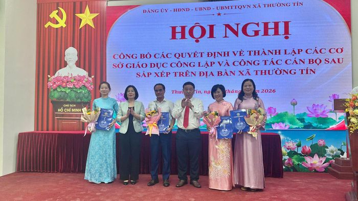 Lãnh đạo xã Thường Tín trao quyết định bổ nhiệm cán bộ quản lý cho các cơ sở giáo dục công lập sau khi hoàn thành sắp xếp mạng lưới trường học. Ảnh: PV