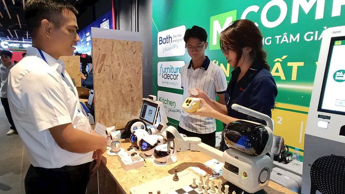 Khách tham quan gian trưng bày các sản phẩm công nghệ tại sự kiện. Ảnh: Phương Nga