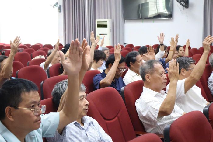 Các đại biểu biểu quyết thống nhất các nội dung về công nhận tổ chức thành viên và kiện toàn Ủy ban MTTQ Việt Nam phường khóa I. Ảnh: QA