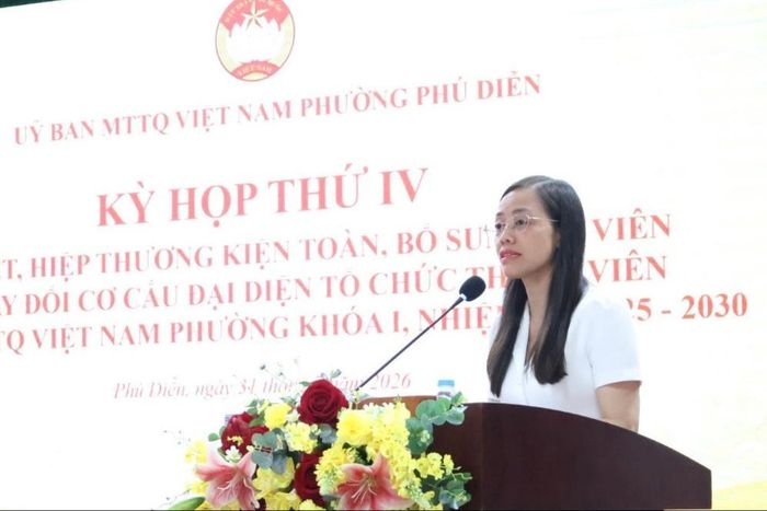 Chủ tịch Ủy ban MTTQ Việt Nam phường Phú Diễn Trần Thị Hồng Hạnh phát biểu tại hội nghị. Ảnh: QA