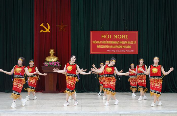 Một tiết mục văn nghệ của Câu lạc bộ văn nghệ Huyền Kỳ. Ảnh: Hữu Tiệp