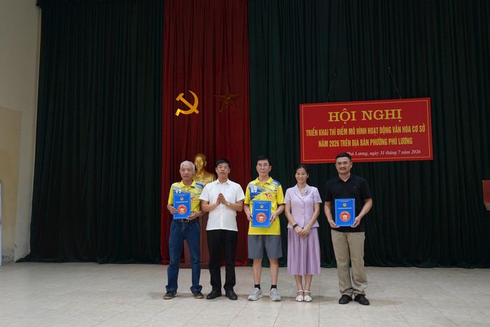 Phó Chủ tịch UBND phường Phú Lương Lê Văn Huấn trao quyết định cho các đại diện Ban chủ nhiệm Câu lạc bộ văn nghệ, thể thao phường Phú Lương. Ảnh: Hữu Tiệp