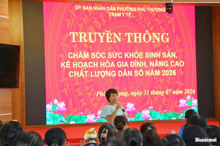Bà Nguyễn Thị Thanh Hoa giới thiệu chương trình khám sức khỏe định kỳ và khám sàng lọc miễn phí cho người dân trên địa bàn phường. Ảnh: Cao Kỳ