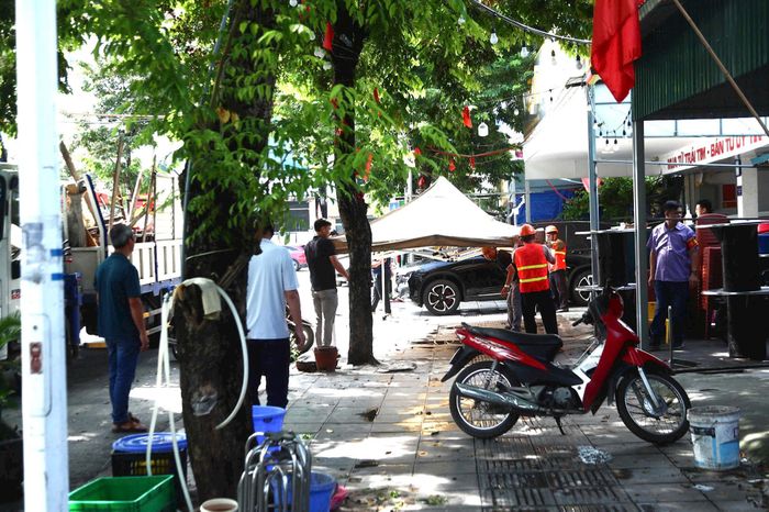 Lực lượng chức năng quyết liệt xử lý các trường hợp lấn chiếm vỉa hè, yêu cầu các hộ kinh doanh tháo dỡ mái che, biển quảng cáo và công trình vi phạm trên đường Hồng Đô. Ảnh: NT