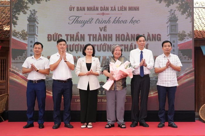Phó Bí thư Thường trực Đảng ủy xã Nguyễn Thị Hường, Chủ tịch UBND xã Nguyễn Quý Mạnh cùng lãnh đạo xã tặng hoa Giáo sư Lê Văn Lan. Ảnh: Đỗ Văn Tùng
