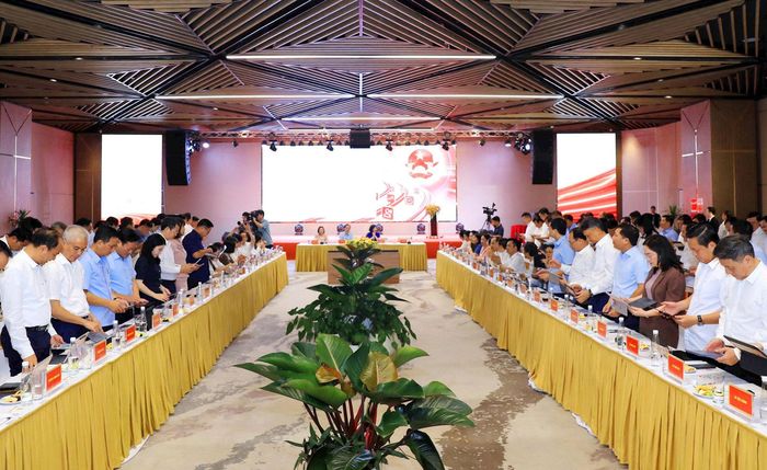 Các đại biểu cùng thực hiện nghi thức ký kết Giao ước thi đua về chuyển đổi số trên nền tảng trực tuyến. Ảnh: Bảo Chi