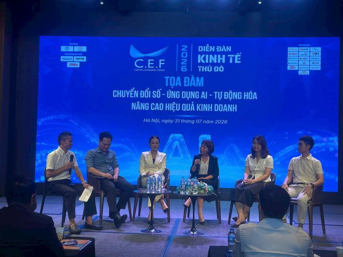 Các đại biểu tham gia chia sẻ phiên tọa đàm. Ảnh: Khắc Kiên