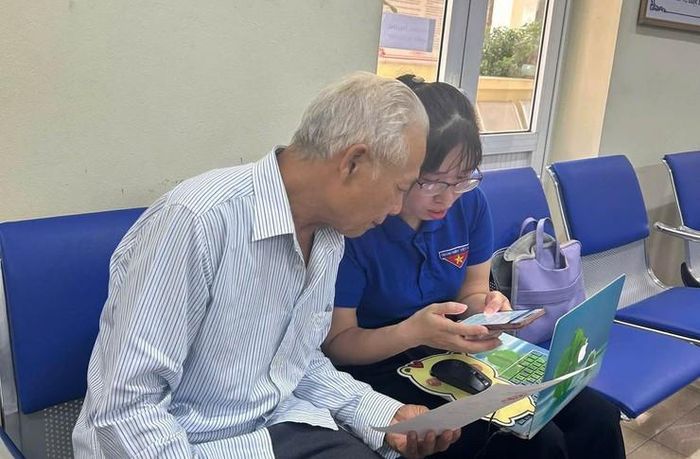 Đoàn Thanh niên xã Bất Bạt hỗ trợ người dân tiếp cận dịch vụ công số. Ảnh: Khương Tuấn