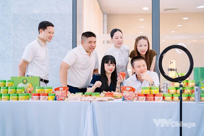 Các học viên thực hành livestream theo nhóm trong khóa học. Ảnh: VTV