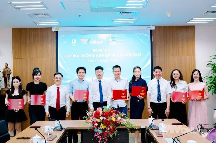 Trao Giấy chứng nhận cho các học viên hoàn thành khóa học. Ảnh: VTV
