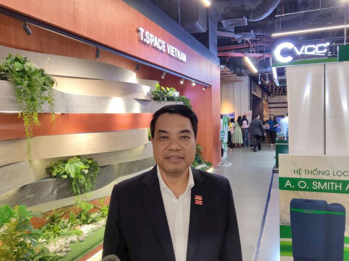 TS Mạc Quốc Anh – Phó Chủ tịch kiêm Tổng Thư ký HANOISME chia sẻ bên lề sự kiện. Ảnh: Khắc Kiên