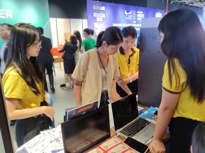 Tìm hiểu thông tin tại gian hàng của MISA. Ảnh: Khắc Kiên