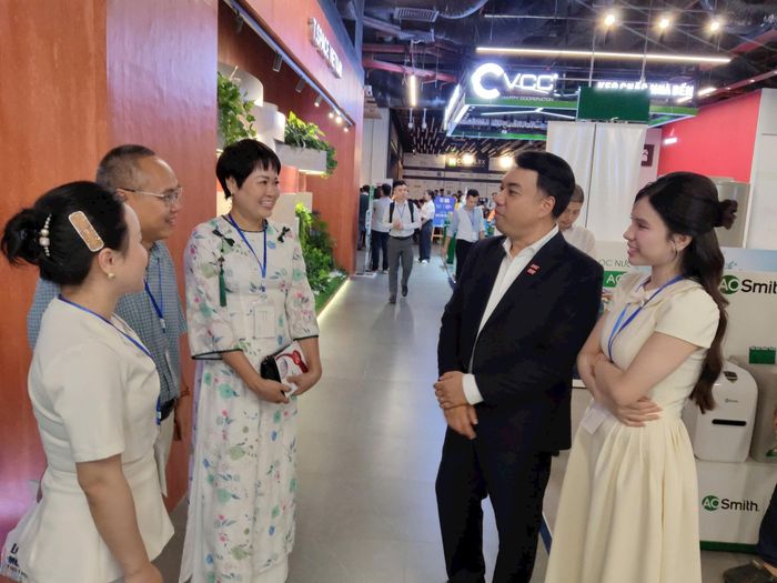 TS Mạc Quốc Anh chia sẻ với các doanh nghiệp. Ảnh: Khắc Kiên