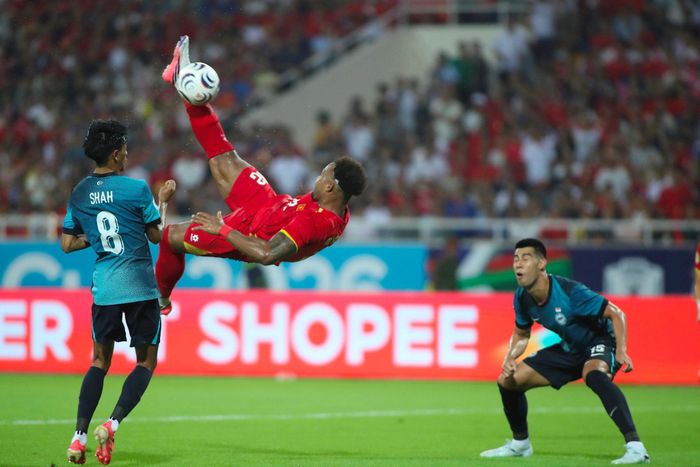 Xuân Son nỗ lực nhưng không thể ghi bàn vào lưới tuyển Singapore. Ảnh: Ngọc Tú