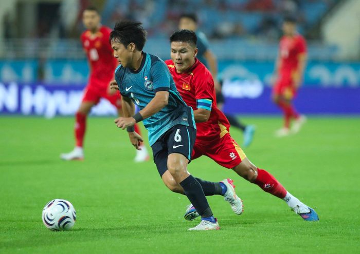 Bộ ba tấn công là Hoàng Hên, Xuân Son và Đình Bắc liên tục khuấy đảo hàng thủ đối phương, trong khi Hoàng Đức và Quang Hải làm chủ khu trung tuyến, giúp đội chủ nhà kiểm soát bóng trong phần lớn thời gian thi đấu. Ảnh: Ngọc Tú