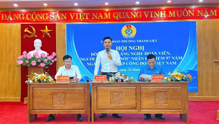 Phó Bí thư Thường trực Đảng ủy Phường Lý Duy Xuân trực tiếp giải đáp các tâm tư, nguyện vọng của đoàn viên. Ảnh: PV