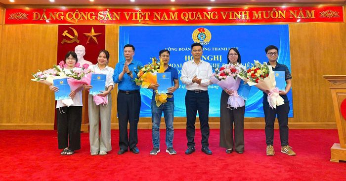 Lãnh đạo phường Thanh Liệt trao quyết định thành lập 5 Công đoàn cơ sở mới. Ảnh: PV
