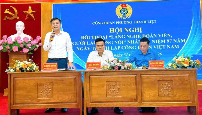 Phó Chủ tịch UBND phường Nguyễn Anh Tuấn giải đáp tại hội nghị. Ảnh: PV