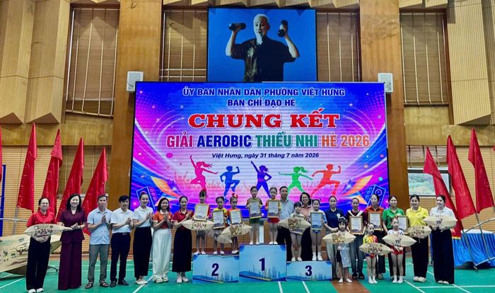 Lãnh đạo phường trao giải cho các đội thi xuất sắc. Ảnh: PV