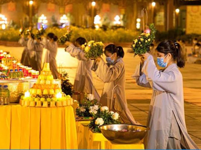Lễ Vu Lan là dịp để mỗi người thể hiện lòng hiếu kính với cha mẹ và tổ tiên. Khi đi chùa vào ngày lễ trọng đại này, trang phục không chỉ là yếu tố thẩm mỹ mà còn thể hiện sự thành tâm và tôn kính.