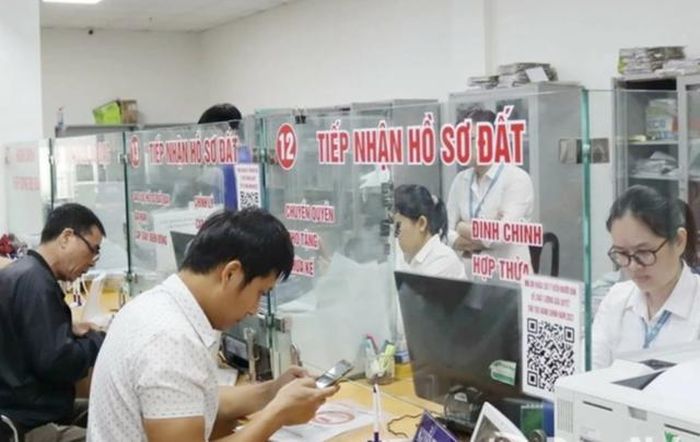 Luật Đất đai 2024 quy định, trong thời hạn không quá 30 ngày kể từ ngày ký công chứng hợp đồng mua bán, chuyển nhượng nhà đất, người sử dụng đất phải thực hiện việc sang tên sổ đỏ tại cơ quan có thẩm quyền. Ảnh minh họa: TL