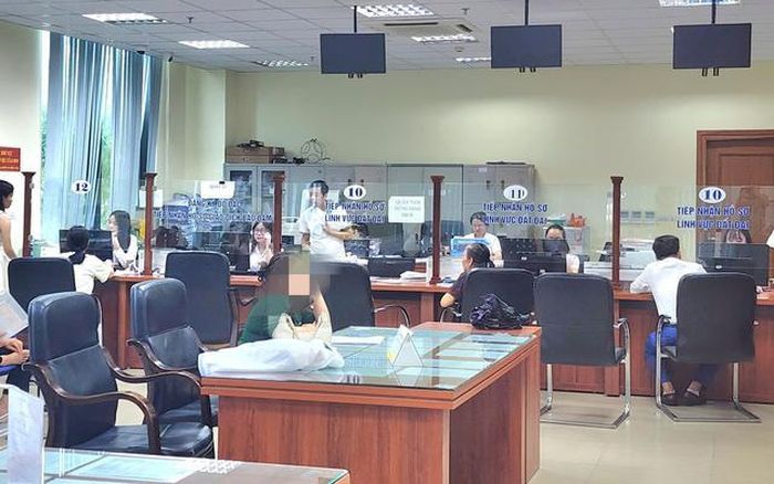 Chủ tịch UBND tỉnh Thanh Hóa yêu cầu siết chặt kỷ cương, cắt giảm họp hành và dành tối thiểu 1/3 thời gian đi cơ sở giải quyết vướng mắc cho dân và doanh nghiệp. Ảnh: Ngọc Hưng.