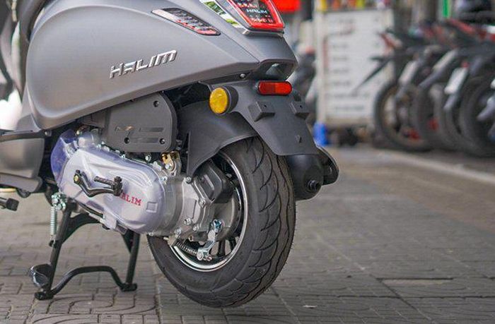 Xe tiêu thHalim Vespa 50 còn được trang bị nhiều tiện ích phục vụ nhu cầu sử dụng hằng ngày.ụ 1,7 lít xăng/100 km