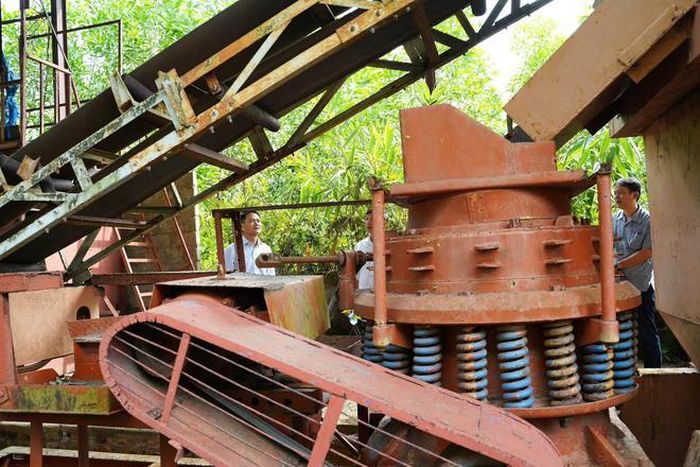 Nhiều thiết bị, máy móc bị bỏ hoang, hoen gỉ theo thời gian. Ảnh: Thanh Đoàn.
